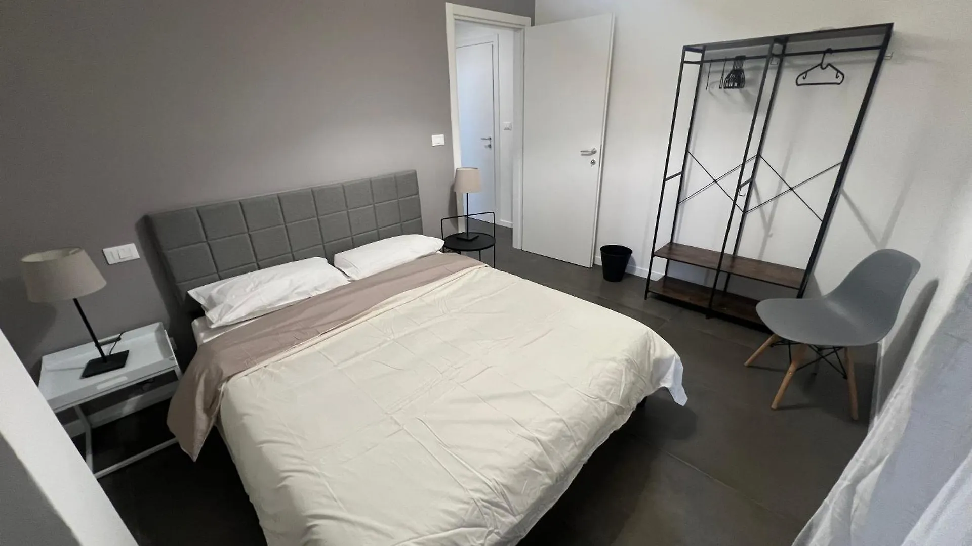Manaroomsmasini Bologna 0*,